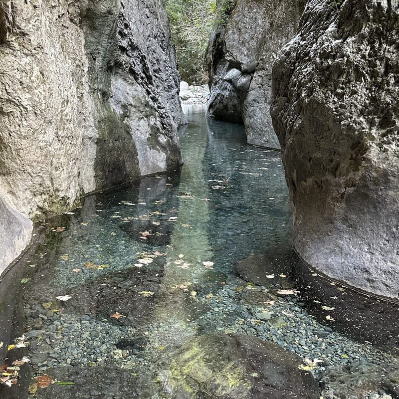 Poza de agua turquesa encajonada entre paredes de roca en el Cerro el Agujerado