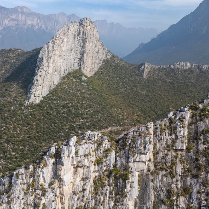 Formación rocosa de la Cumbre La Ventana sobre el bosque de Chipinque