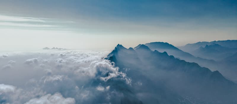 Cumbres de la Sierra Madre asomando por encima de un mar de nubes al amanecer