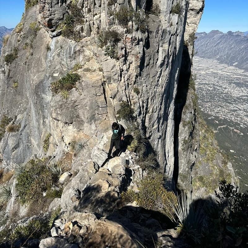 Excursionista descendiendo por un chorreadero de roca en Chipinque