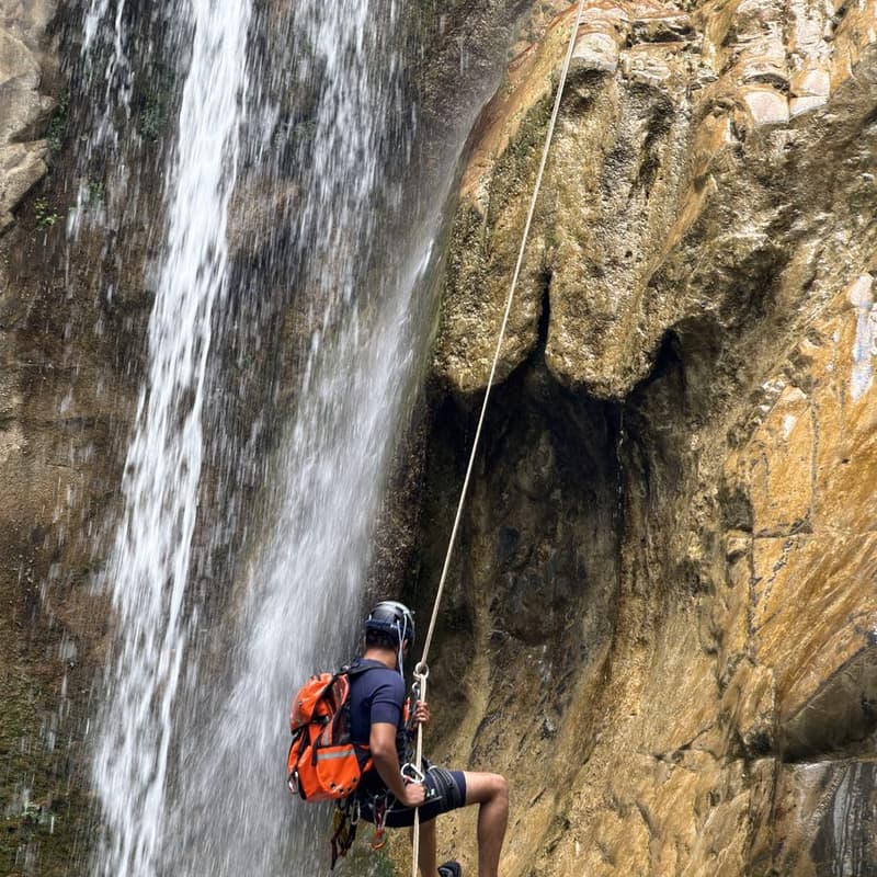 Rappel por una cascada dentro del Cañón de Matacanes